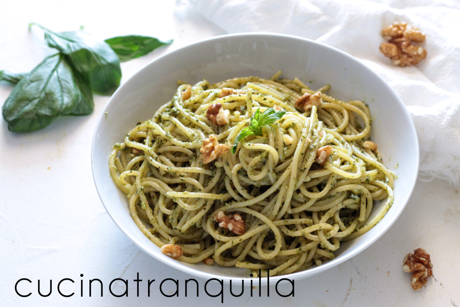 Spaghetti met basilicum- en walnotencrème