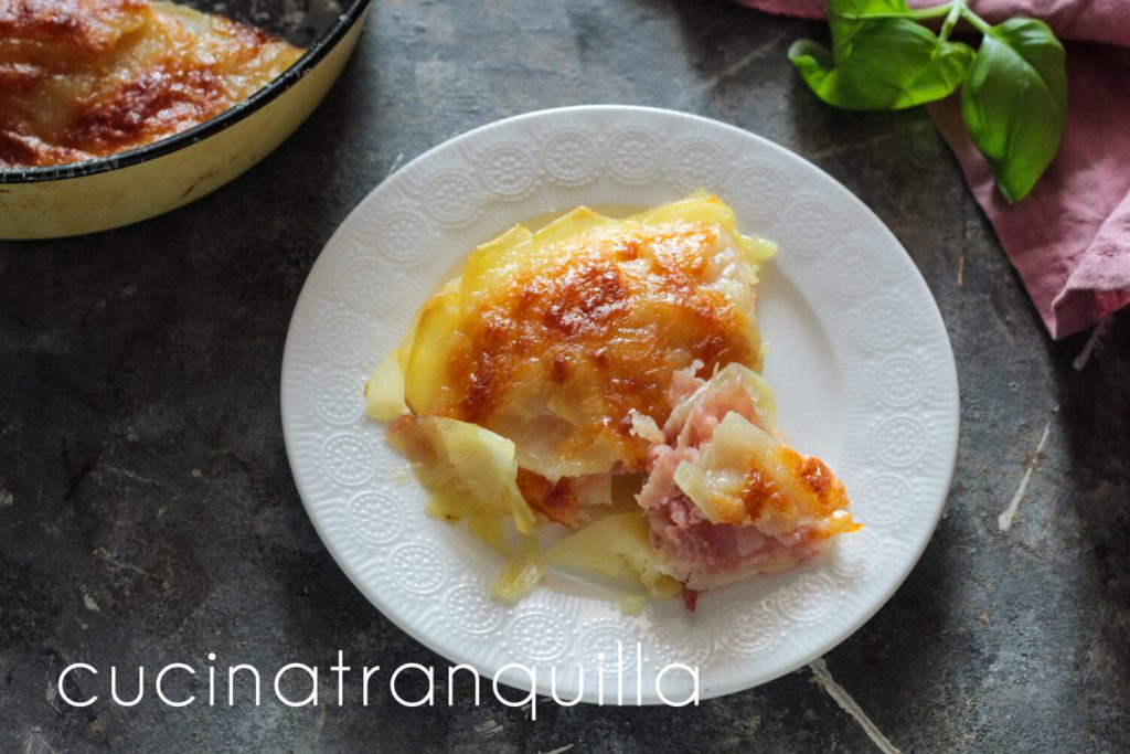 Millefeuille van aardappelen en gekookte ham zonder voorkoken