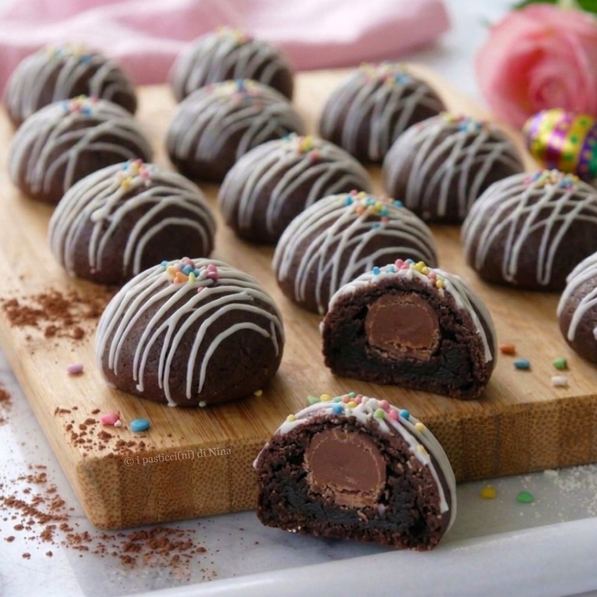 KOEKJES GEVULD MET CHOCOLADE-EITJES