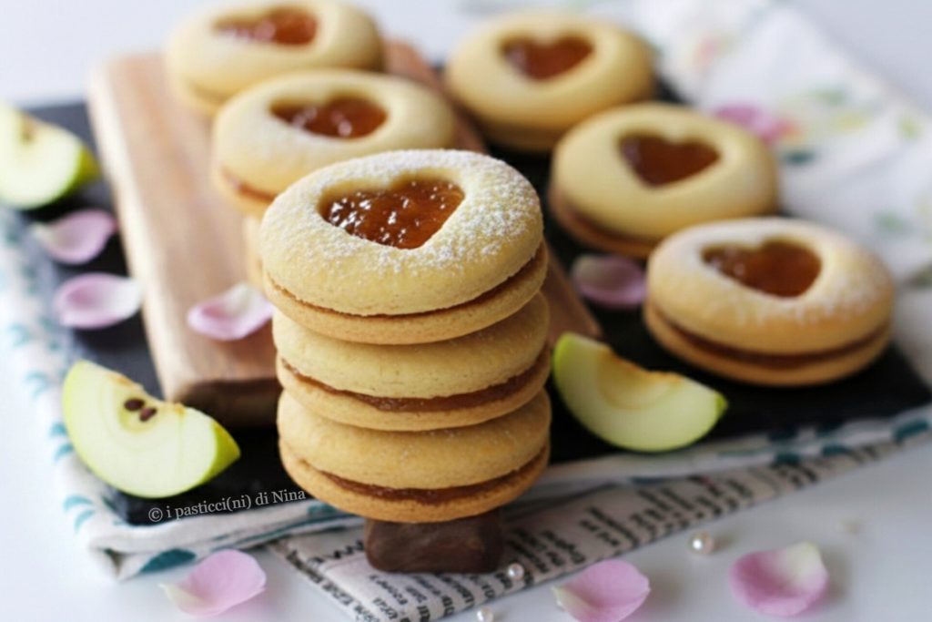 Hartvormige koekjes presentatie: oogjeskoekjes met appelmarmelade klaar om te serveren
