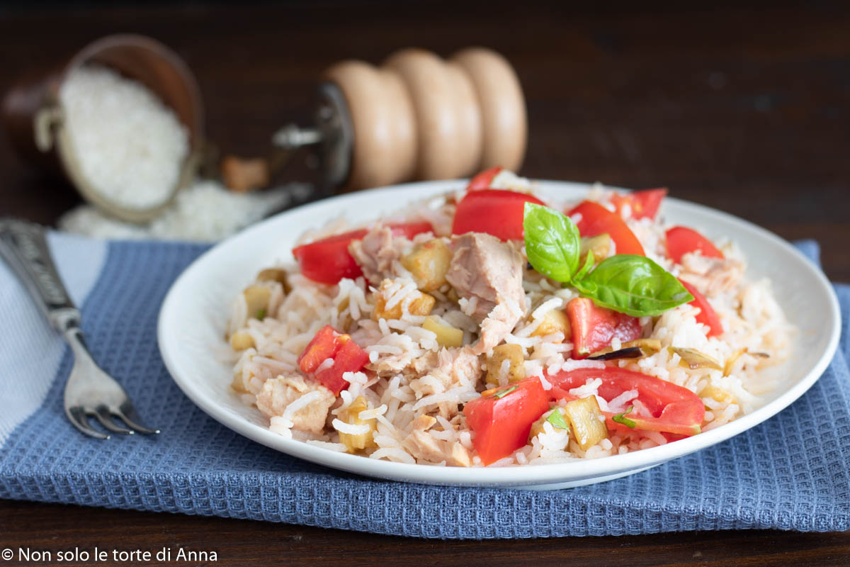 Koude rijst met aubergines, tonijn en cherrytomaatjes