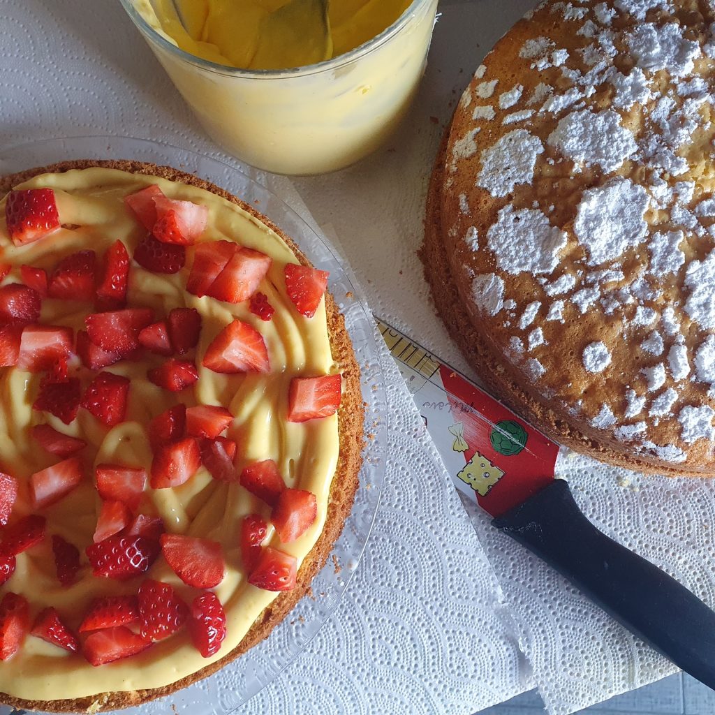 margherita-taart gevuld met chocolade, room en aardbeien