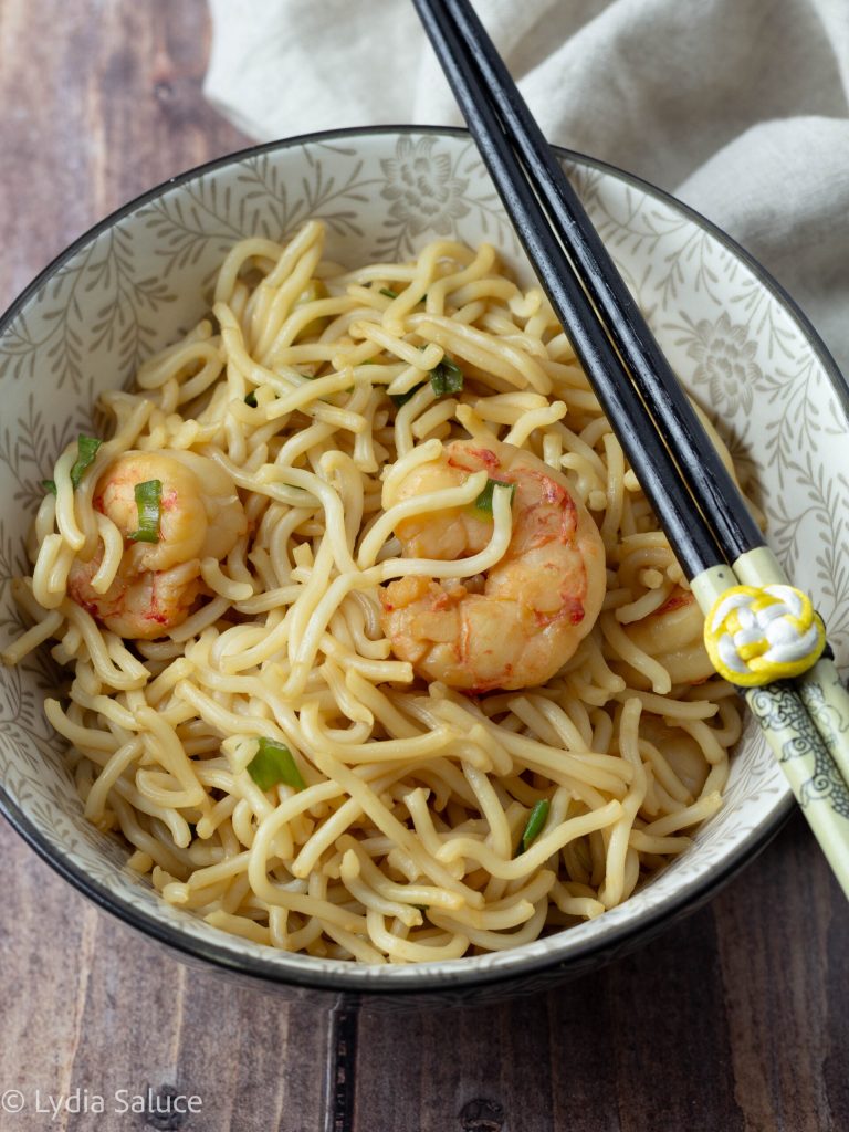 Noodles met garnalen en lente-ui