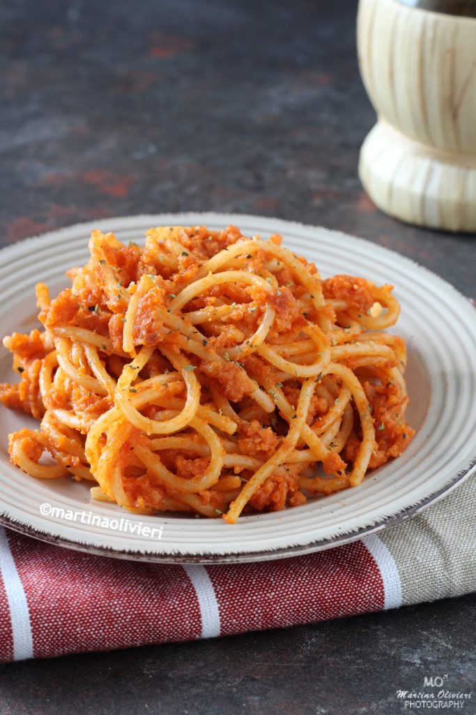 Pasta met ansjovis, paneermeel en tomaat