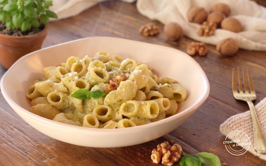 Pasta met crème van courgette en walnoten: