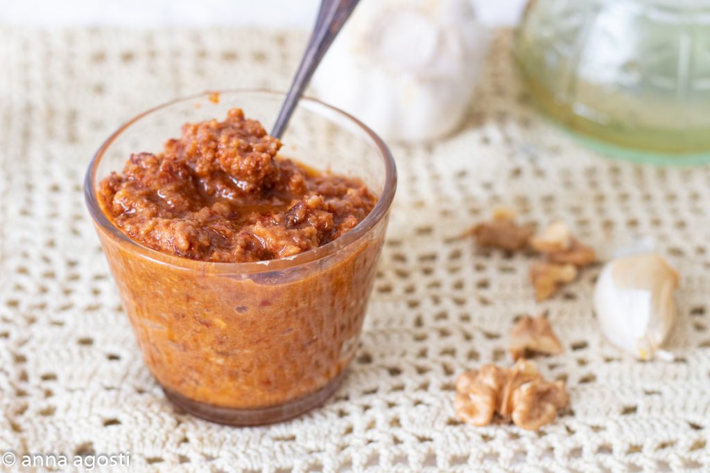 Pesto van zongedroogde tomaten en walnoten