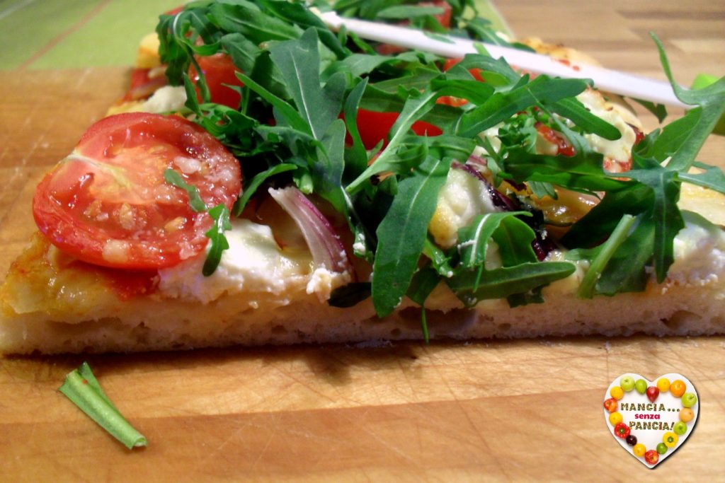Lichte pizza met cherrytomaatjes, rucola en geitenkaas, Mangia senza Pancia