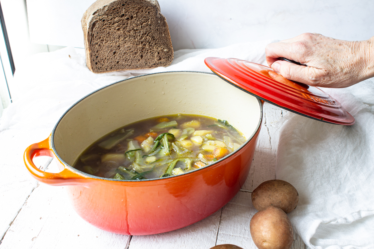 Puntarelle- en paarse wortelsoep