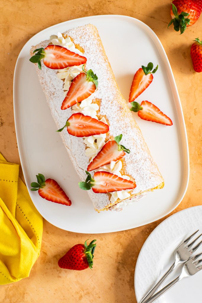 Rol met slagroom en aardbeien