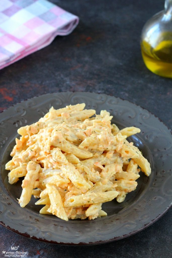 Romige pasta met zalm en curry