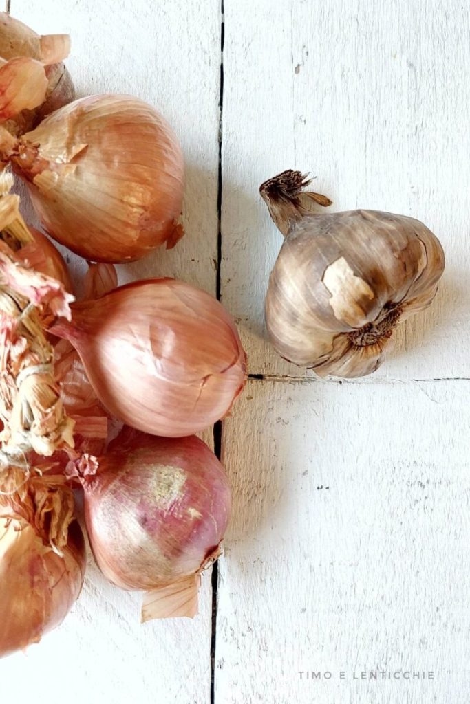 Romige soep met Roscoff-ui en zwarte knoflook