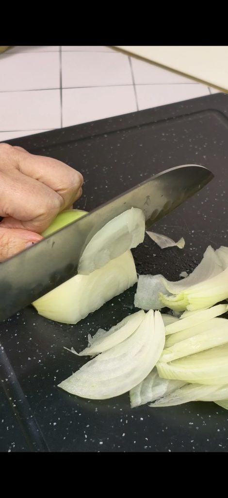 We snijden de uien in plakjes