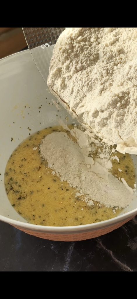 We voegen bloem en bakpoeder toe