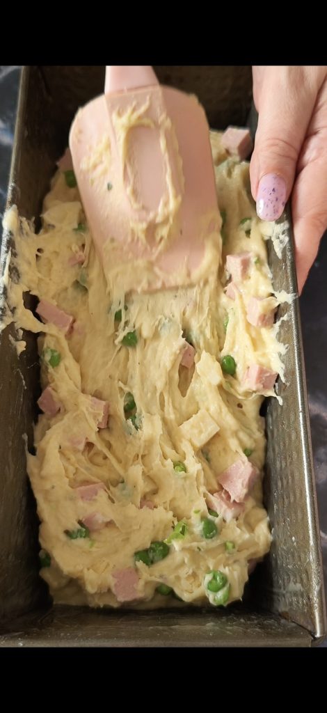 We gieten het beslag in een plumcakevorm