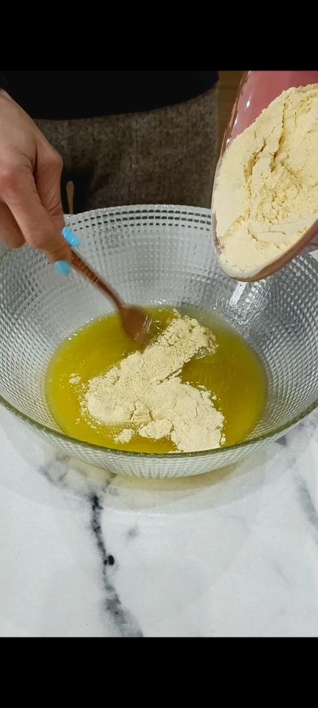 We mengen de ingrediënten in de kom