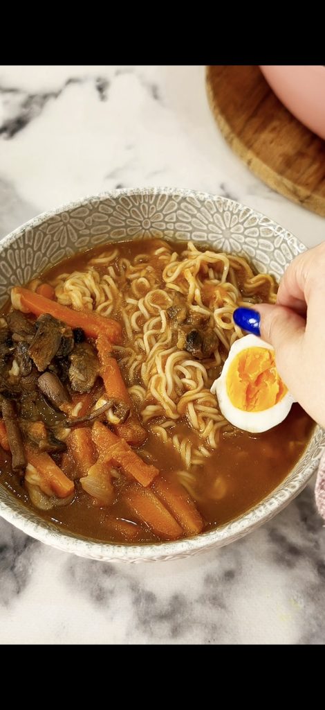 Garneer met eieren, sesamzaadjes, groene lente-ui en chili-olie