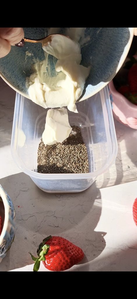 We voegen chiazaad, yoghurt, melk en aardbeien samen