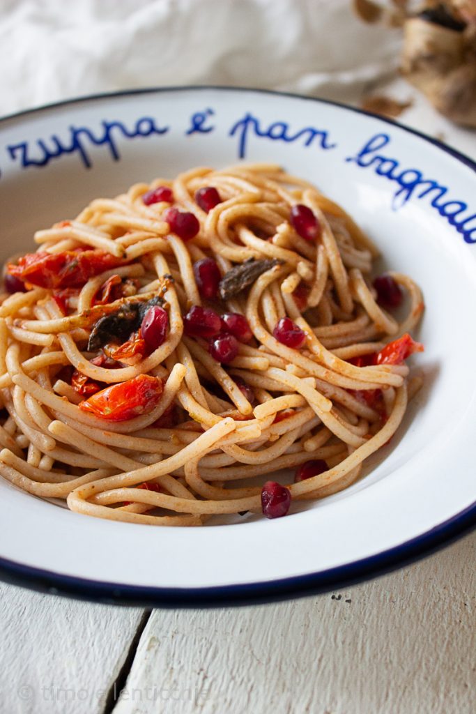 Spaghetti zwarte knoflook en cherrytomaatjes