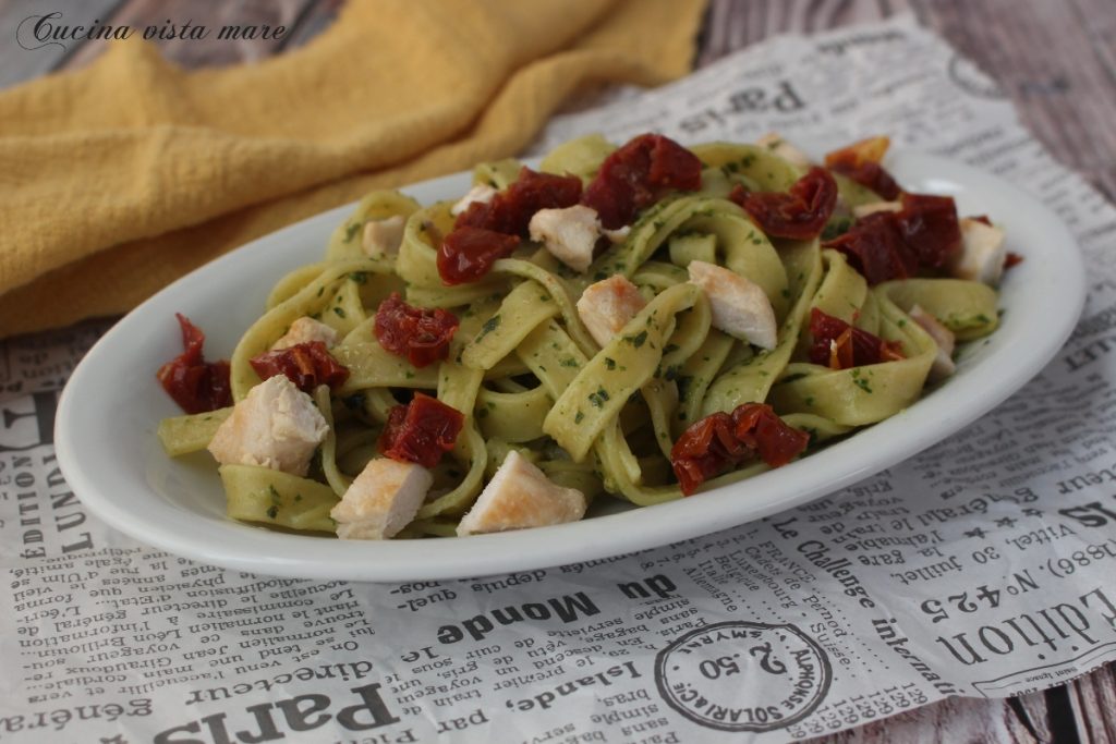 Tagliatelle met pesto en zongedroogde tomaten Keuken met zeezicht
