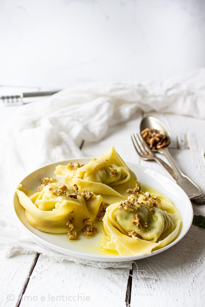 Tortelli met brandnetels en notensaus