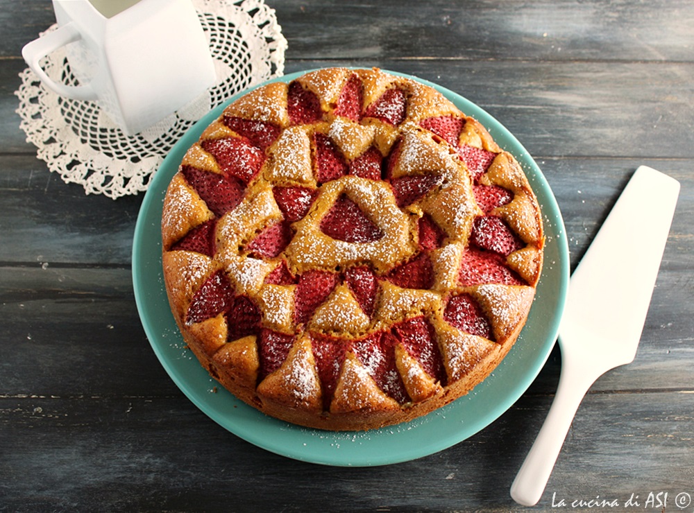 Volkoren taart met spelt, aardbeien en bananen