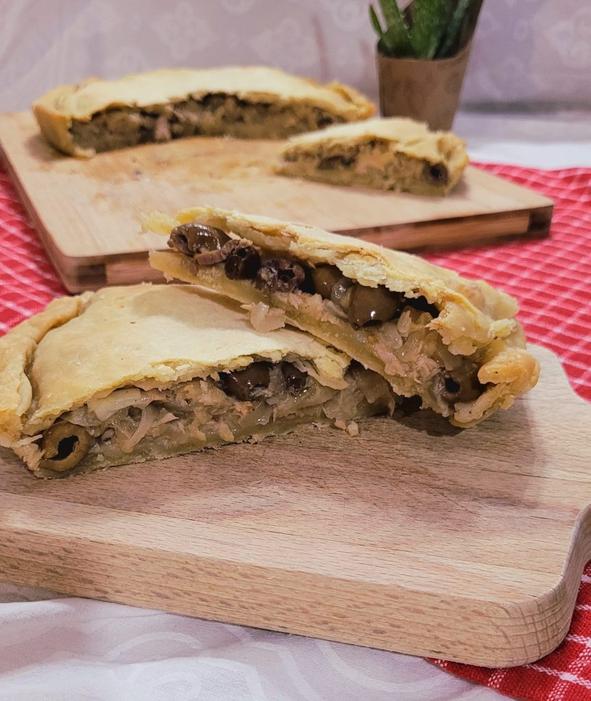 Rustico met uien, tonijn en olijven