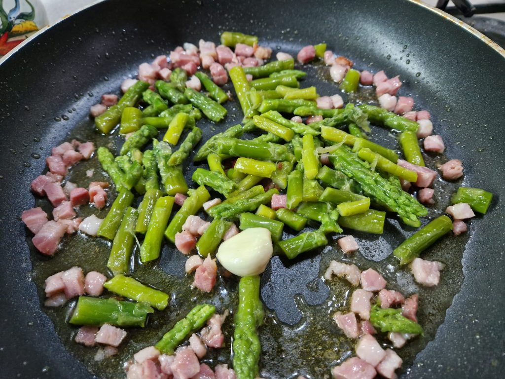 Romige gnocchi met asperges en krokante pancetta