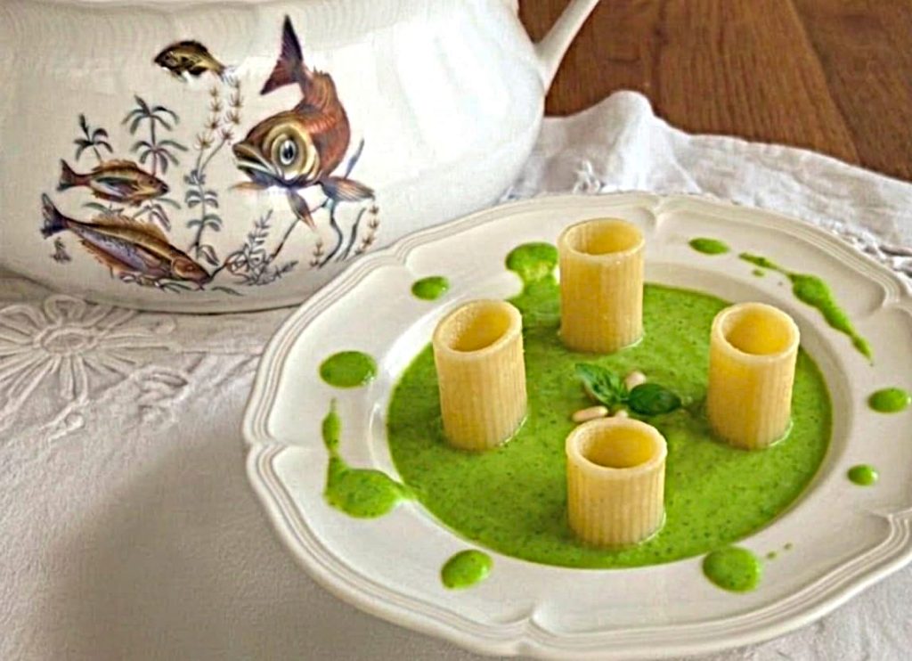 Paccheri rechtop met ricottacrème op fluweelzachte doperwtensoep