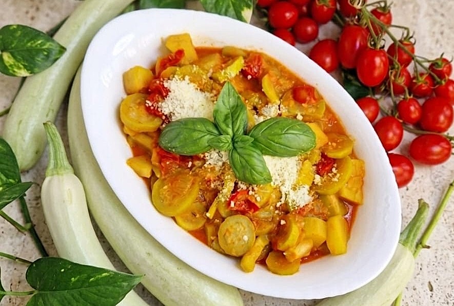 De lange Siciliaanse courgette in de pan