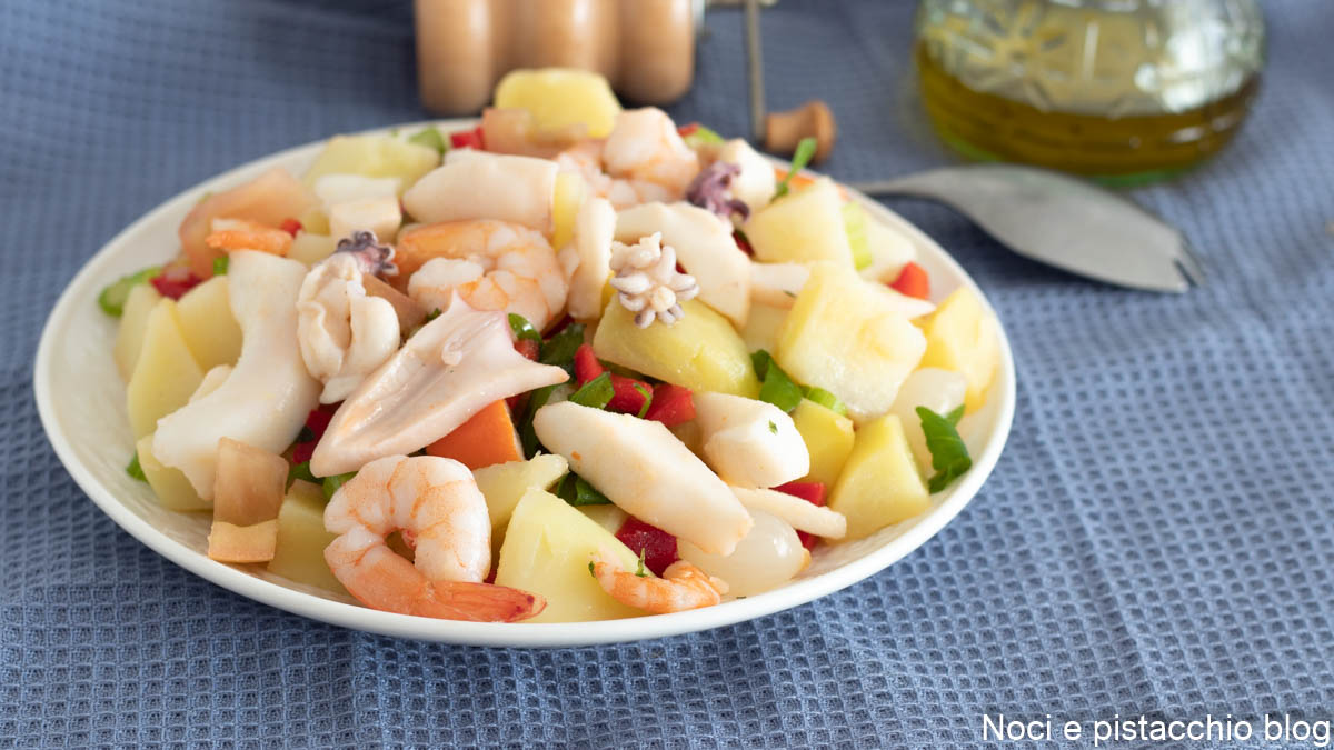 Zeevruchtensalade met aardappelen