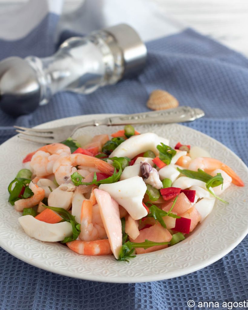 zeevruchtensalade met rucola en tomaten