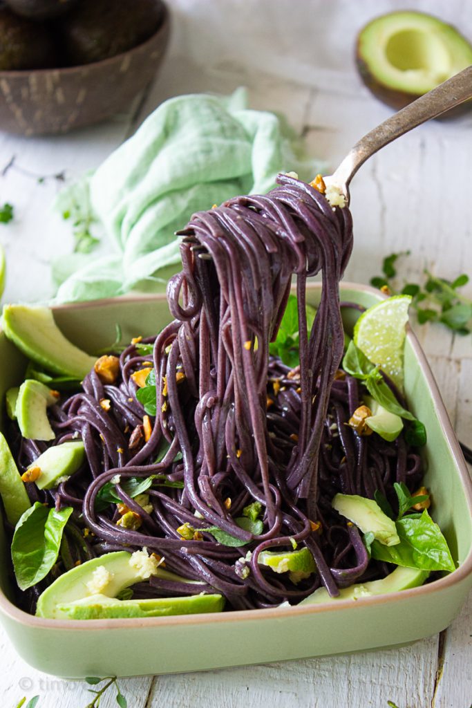 Zwarte spaghetti met avocado en oregano