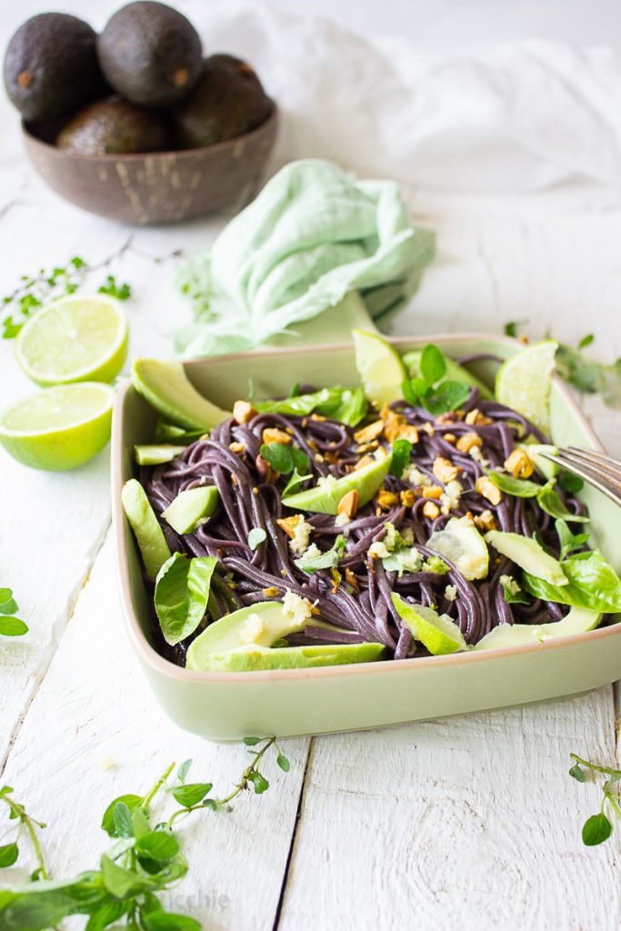 Zwarte spaghetti met avocado en oregano