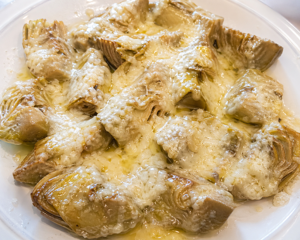 Gegratineerde artisjokken met Parmezaan in de pan, gemakkelijk en snel recept