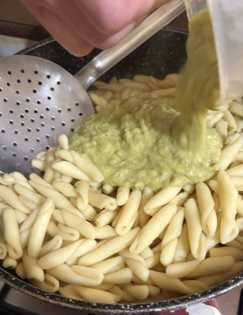 aspergecrème over de pasta gegoten