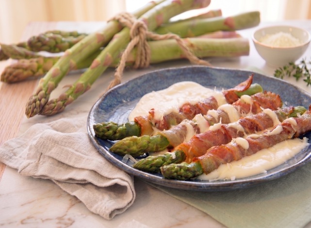 Aspergerolletjes met spek op een bedje van bechamelsaus: makkelijk recept