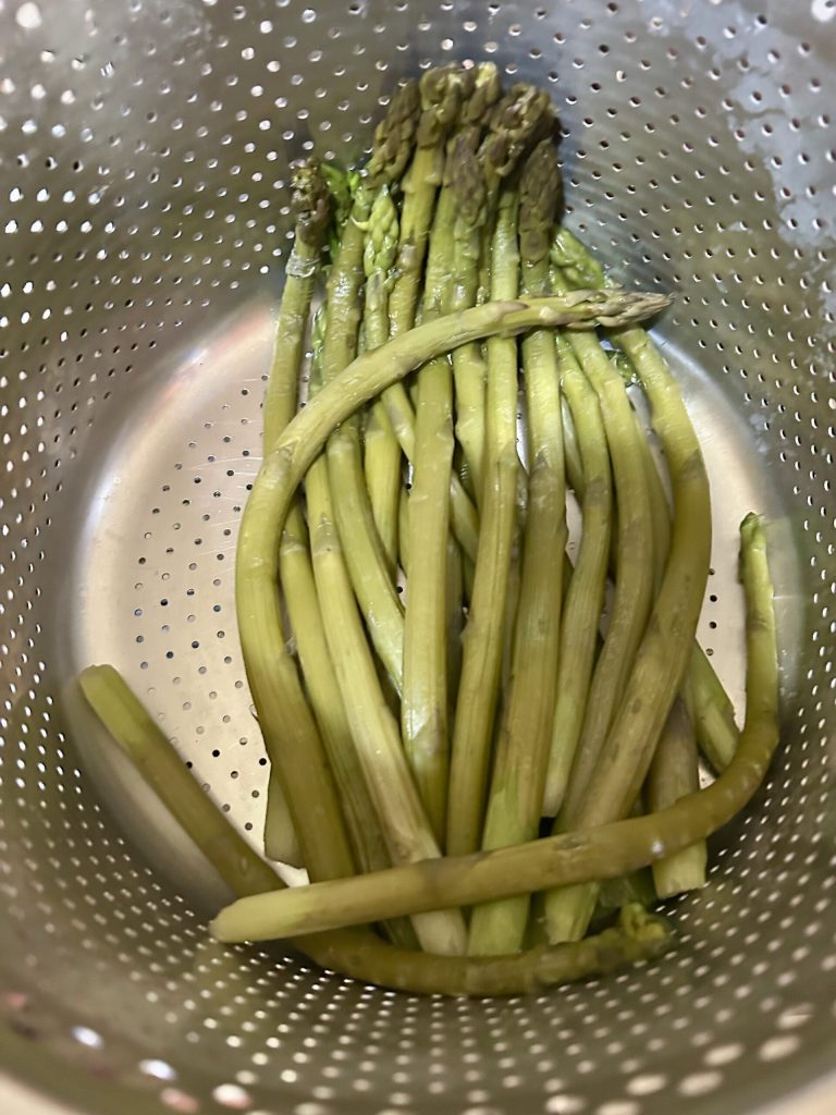 gekookte asperges voor romige pasta met asperges en provola