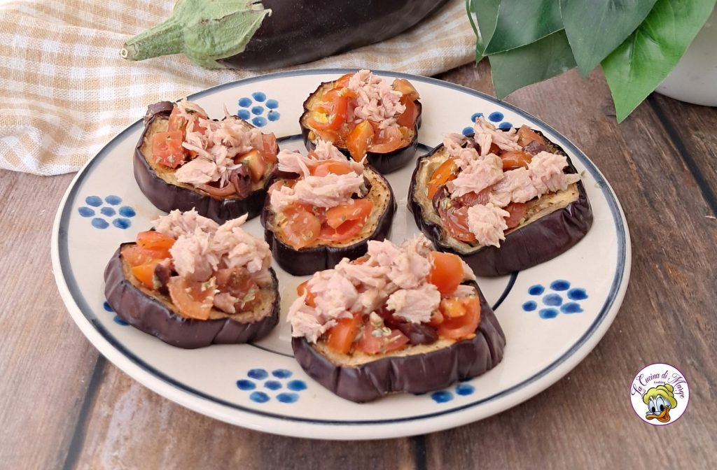Gegrilde aubergines met cherrytomaatjes en tonijn