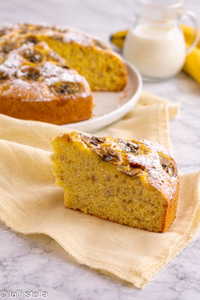 plakje glutenvrije bananentaart, zacht en geurend