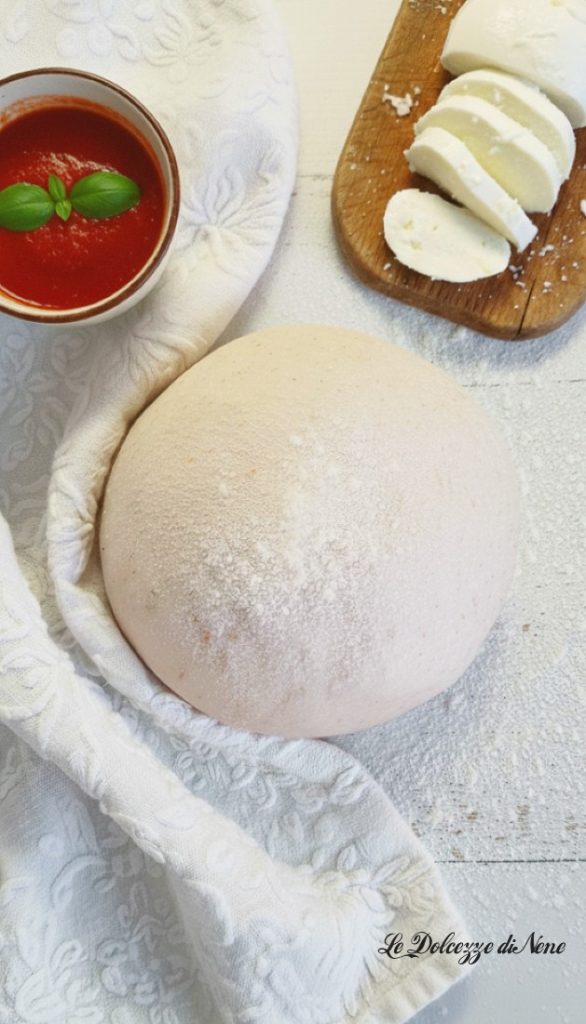 Basisdeeg voor pizza op bakplaat