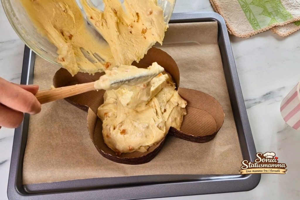 beslag klaar en in de vorm gegoten voor colomba van 750 g, snel recept zonder rijzen