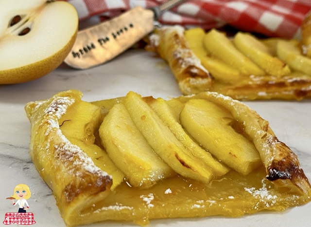 Kleine bladerdeeggebakjes met peer en honing