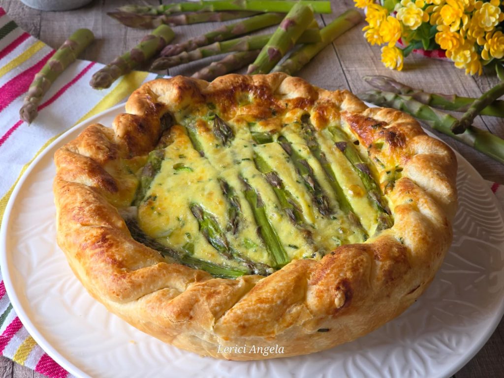 Hartige taart met asperges, ricotta en gekookte ham