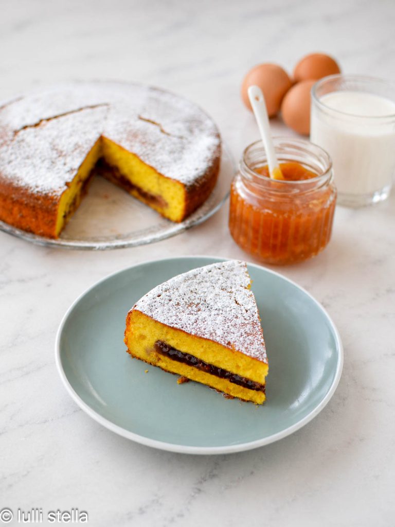 stuk cake met romige jam, glutenvrij