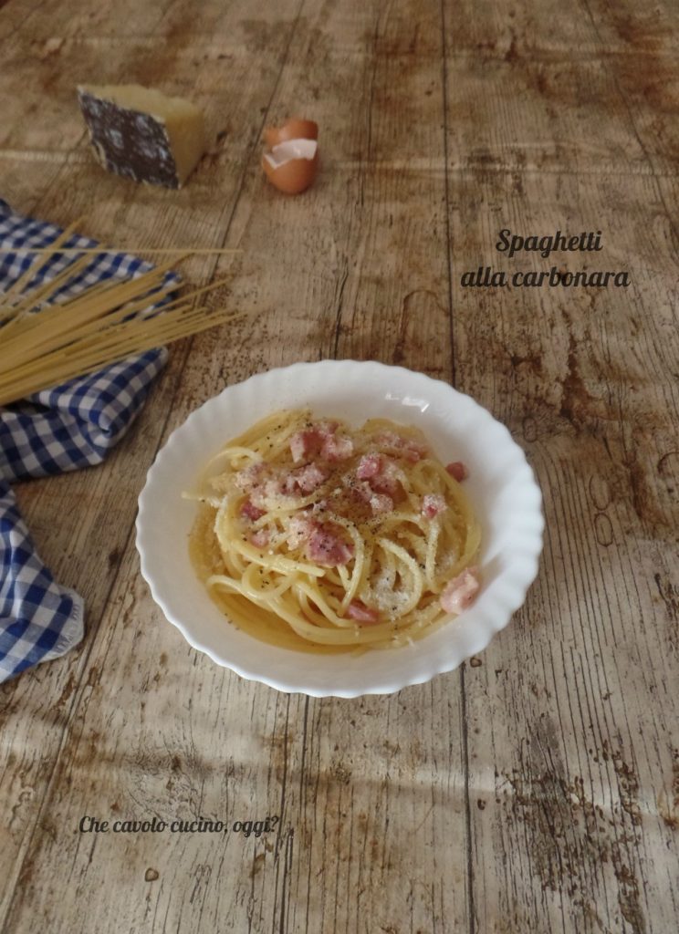 Spaghetti alla carbonara met guanciale, pecorino en peper op een wit bord
