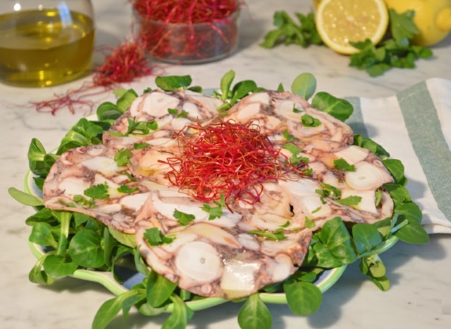 Carpaccio van octopus met rode bietkiemen