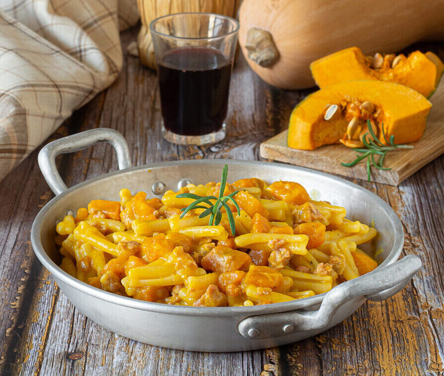 Caserecce met worst en pompoen en zure room