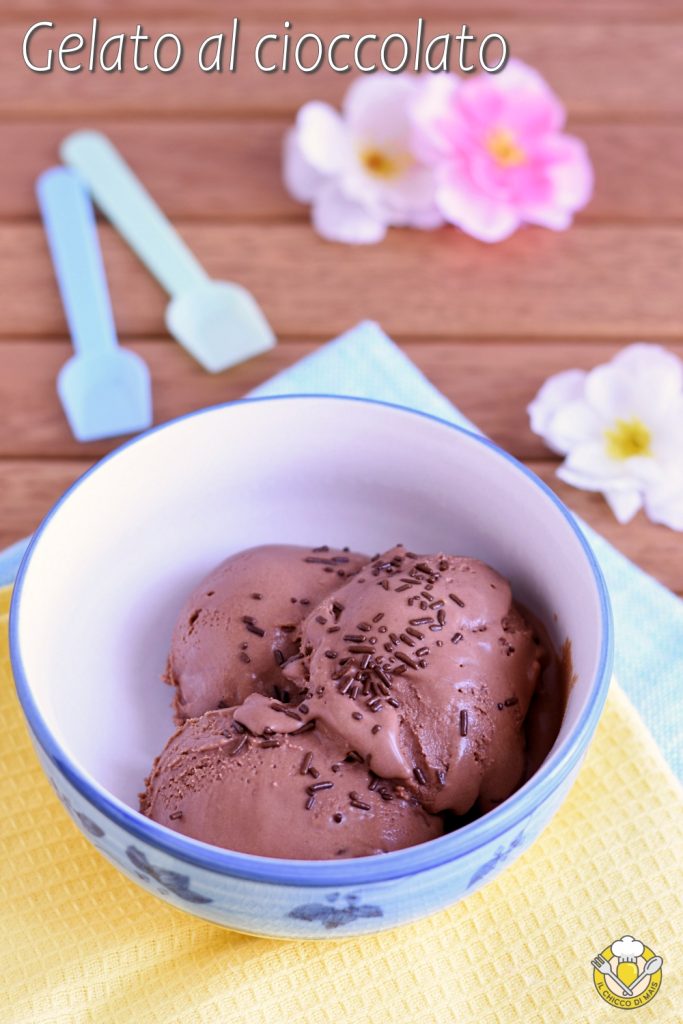 chocolade-ijs met de ijsmachine geserveerd