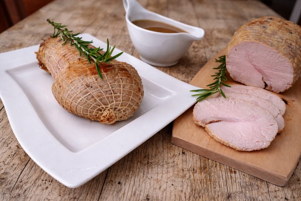 Geroosterd kalfsvlees uit de oven met braadjus, zacht en sappig vlees, rustiek zondaggerecht