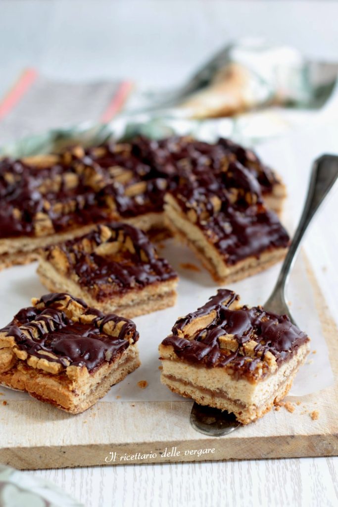 Vierkante stukjes gelaagde crostata met room en chocoladeversiering